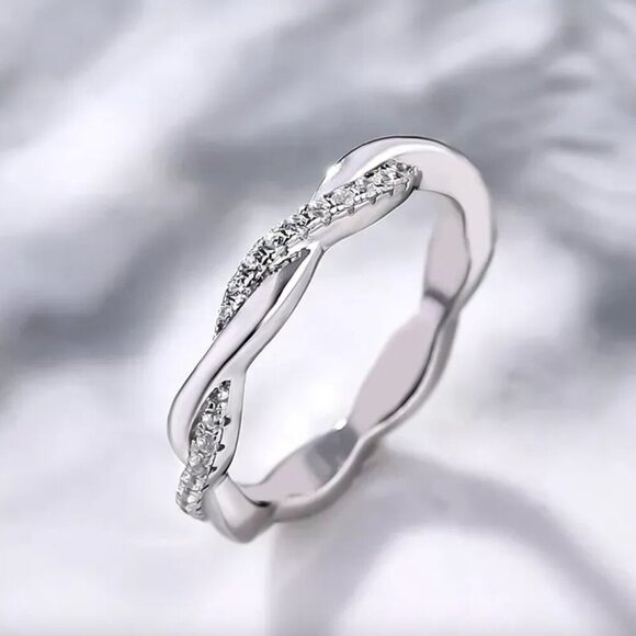 NEW 18k White Gold Diamond Ring Band Dainty Ring Twist Band - Picture 5 of 6